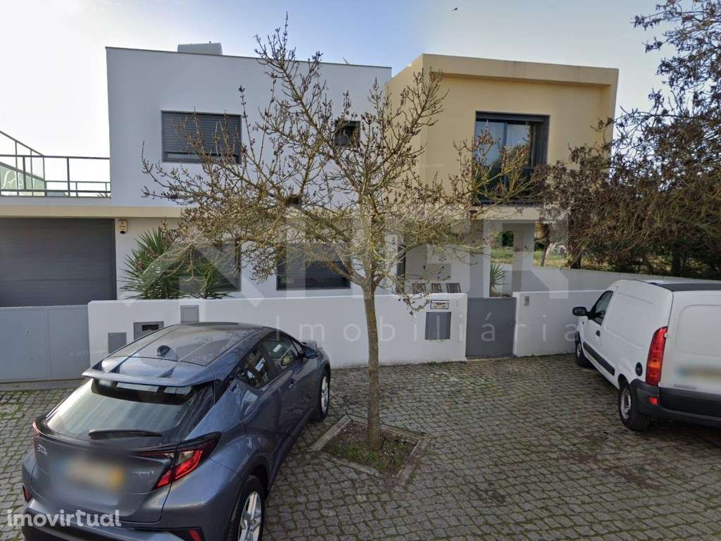 MORADIA V4 | SEMI-NOVA | 2 PISOS | GARAGEM | EXCELENTES ACESSOS ROD... - Grande imagem: 2/19