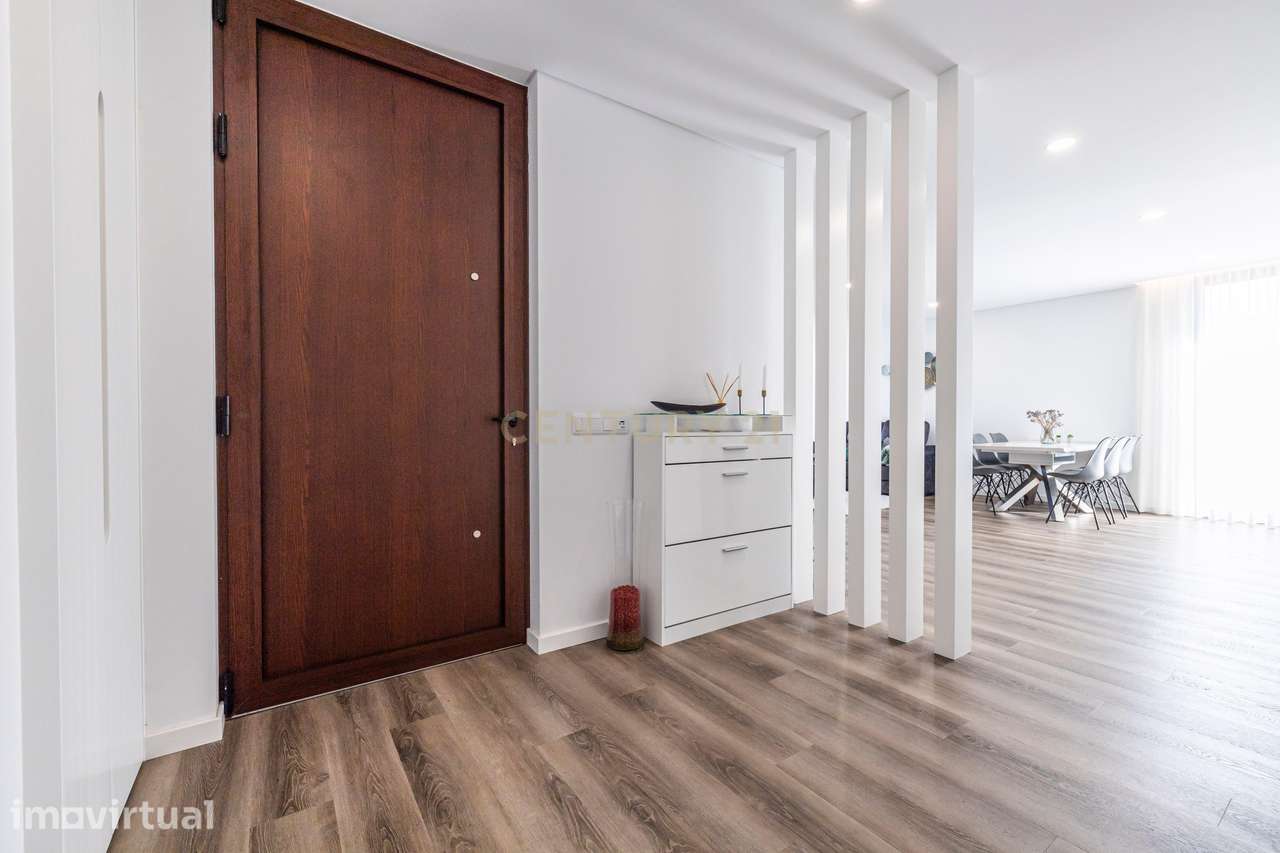 Moradia T4 Moderna com Piscina Aquecida e Jacuzzi a 15 Minutos da Prai - Grande imagem: 4/29
