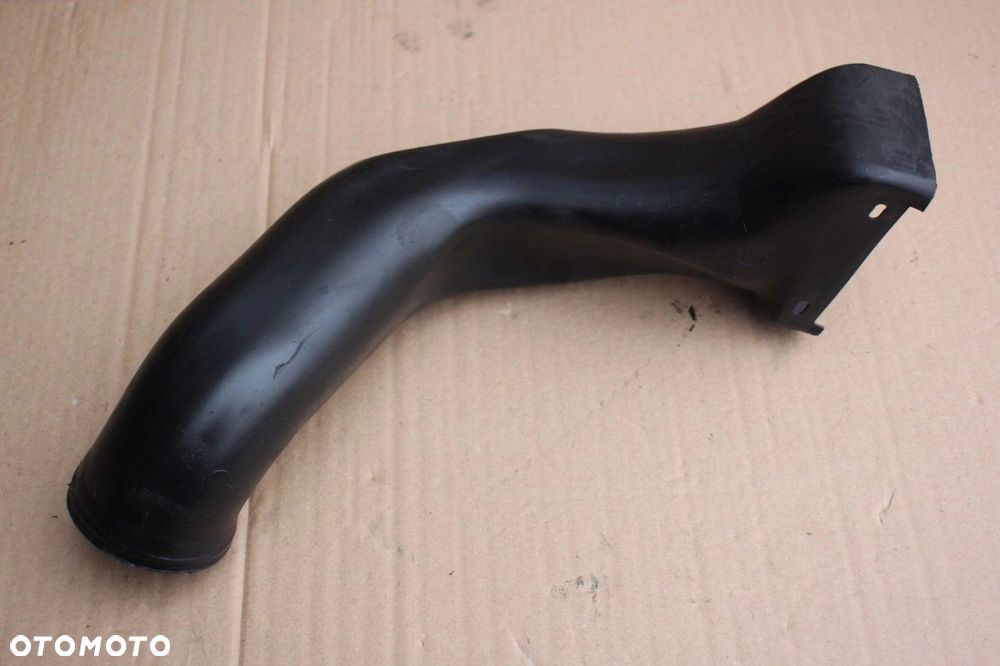 Rura kanał powietrza chłodnicy paliwa BMW e39 3.0d 2247826 - 2