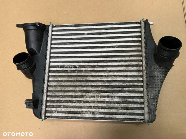 CHŁODNICA POWIETRZA INTERCOOLER AUDI SQ7 AUDI Q7 4M0145803AA LEWY COOLER