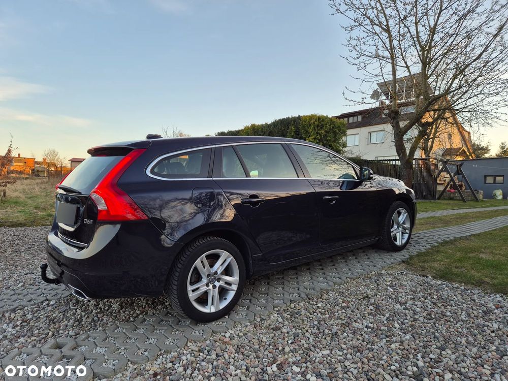 Volvo V60 D6 AWD Plug-in Hybrid R-Design Momentum - 5