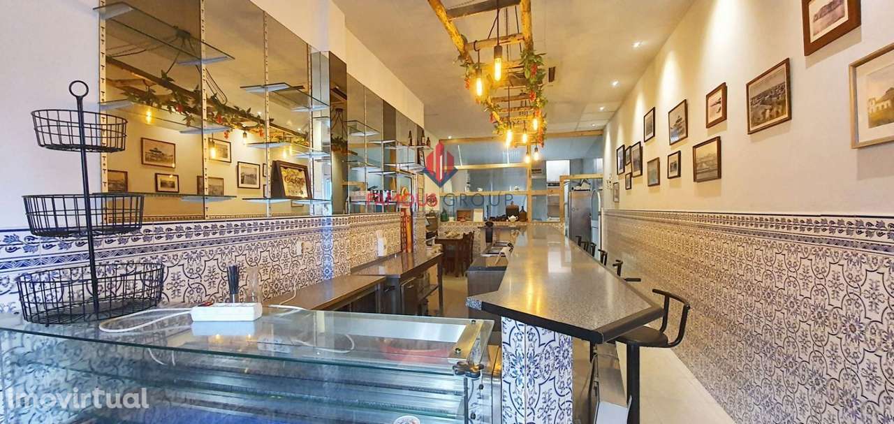 Casa com Espaço Comercial - Grande imagem: 2/24