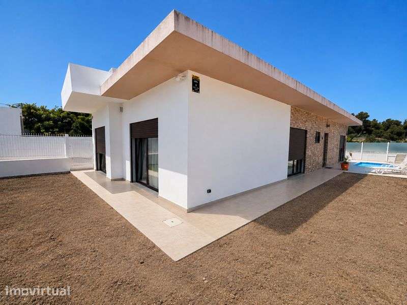Moradia T3 térrea com piscina e garagem – Fernão Ferro - Grande imagem: 2/11