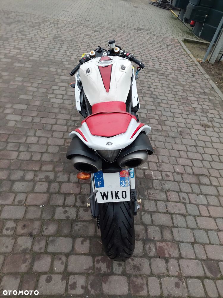 Yamaha R1 - 4