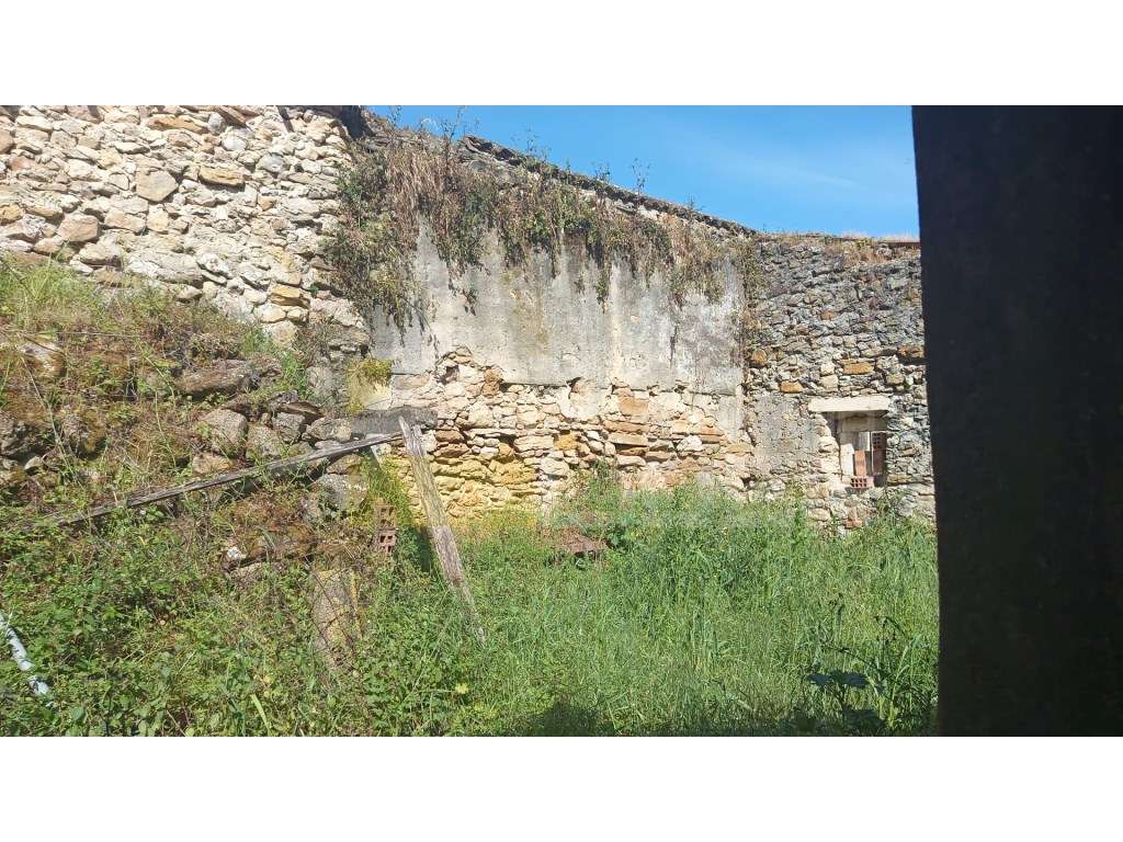 Ruína inserida em terreno urbano com 113m2 na Serreira- Sapataria. - Grande imagem: 2/3