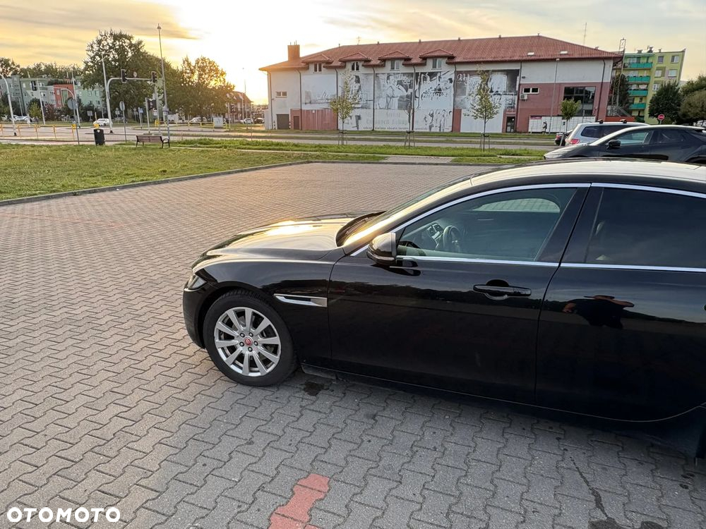 Jaguar XE 2.0 D Prestige - 3