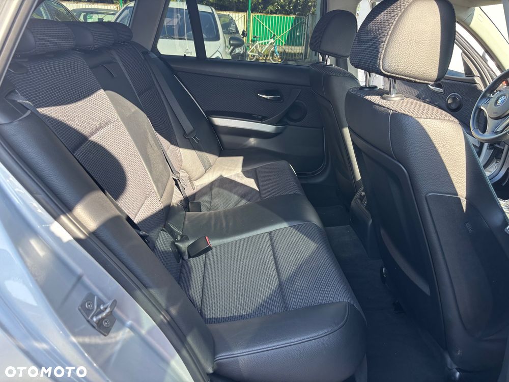 BMW Seria 3 320d - 32