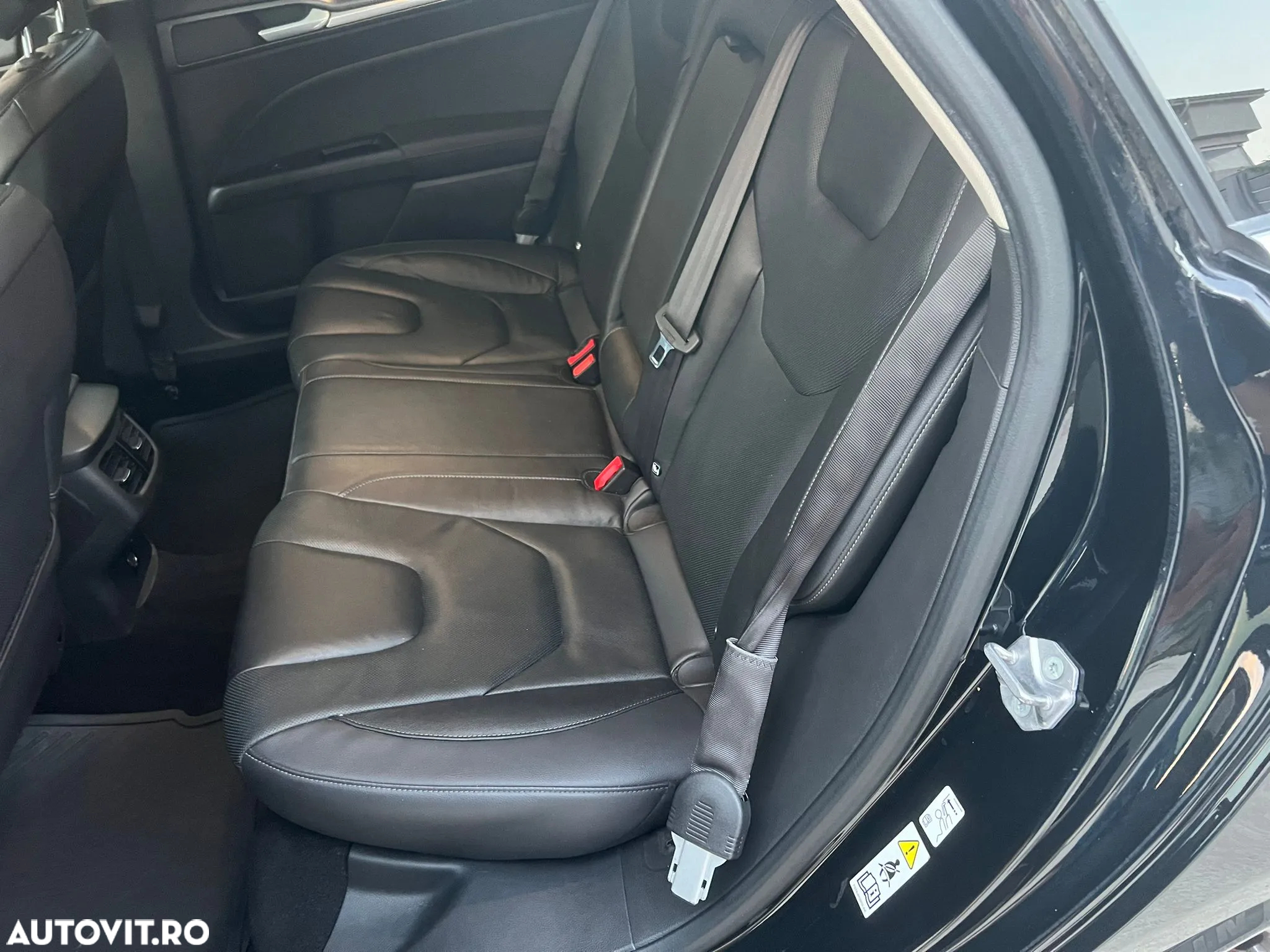 Ford Mondeo 2.0 EcoBoost Powershift Titanium - 23