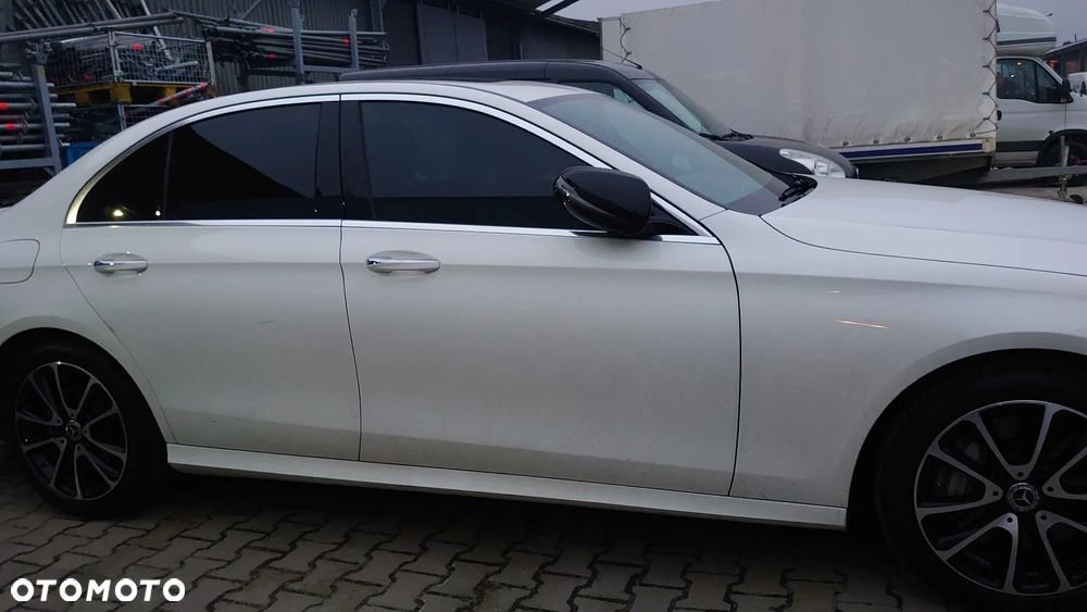 Mercedes-Benz Klasa E 300 9G-TRONIC AMG Line - 15