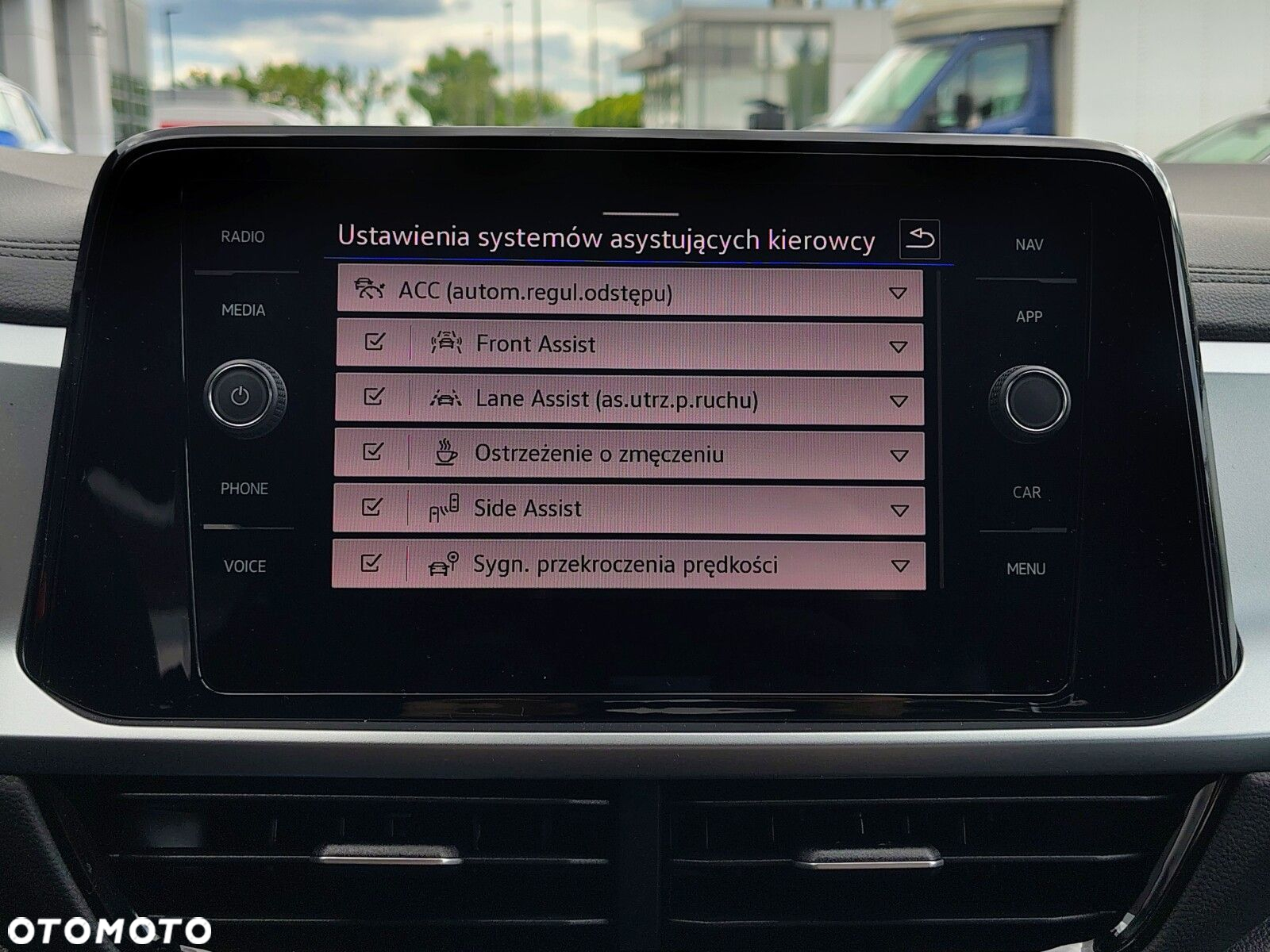 Volkswagen T-Roc - 17