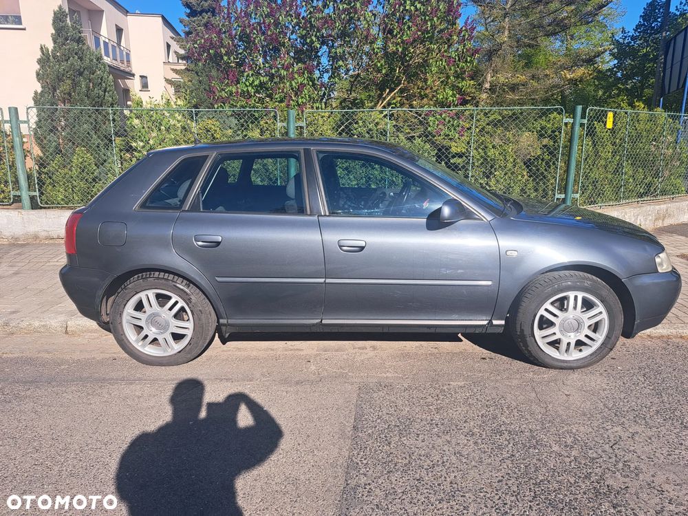 Audi A3 Sportback 1.8 Ambiente - 2