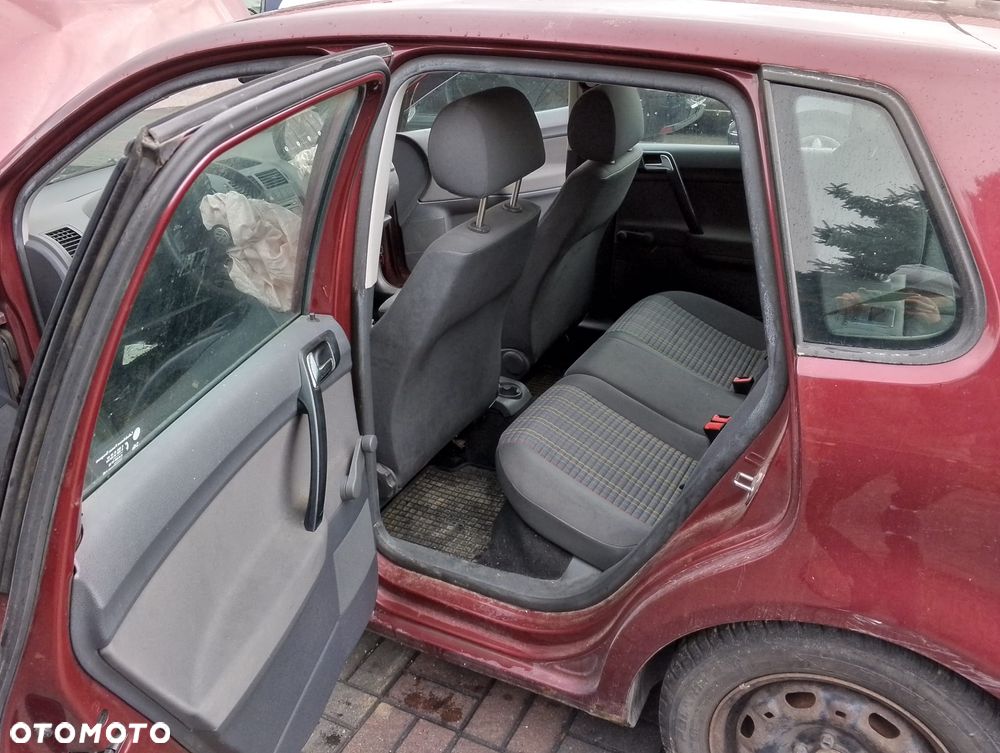Volkswagen Polo 9N3 FL (05-09.) 1.2 B 59KM. Silnik BBM Skrzynia JHN/LVC  lakier LC3R.Cały na części. GWARANCJA !!! Przód Tył Zestaw Komplet Drzwi Klapa Zderzak Błotnik Maska Grill Atrapa Szyba Pas Lampa Lusterko Boczki Fotel Kanapa Kokpit Deska Rozdzielcza Przełącznik Włącznik Sterownik Przewody Wiązka Instalacja Moduł Komputer Czujnik Listwa Pompa Alternator Wtryski Głowica Rozrusznik Kompresor Sprzęgło Dwumas Silnik Skrzynia ABS Klimatyzacji Paliwa Wspomagania Kolektor Turbina Przepustnica Zawór Chłodnica Koło Hak Belka Sanki Zawieszenie Mcpherson Półoś Amortyzator Wydech Tłumik Zacisk Most - 13