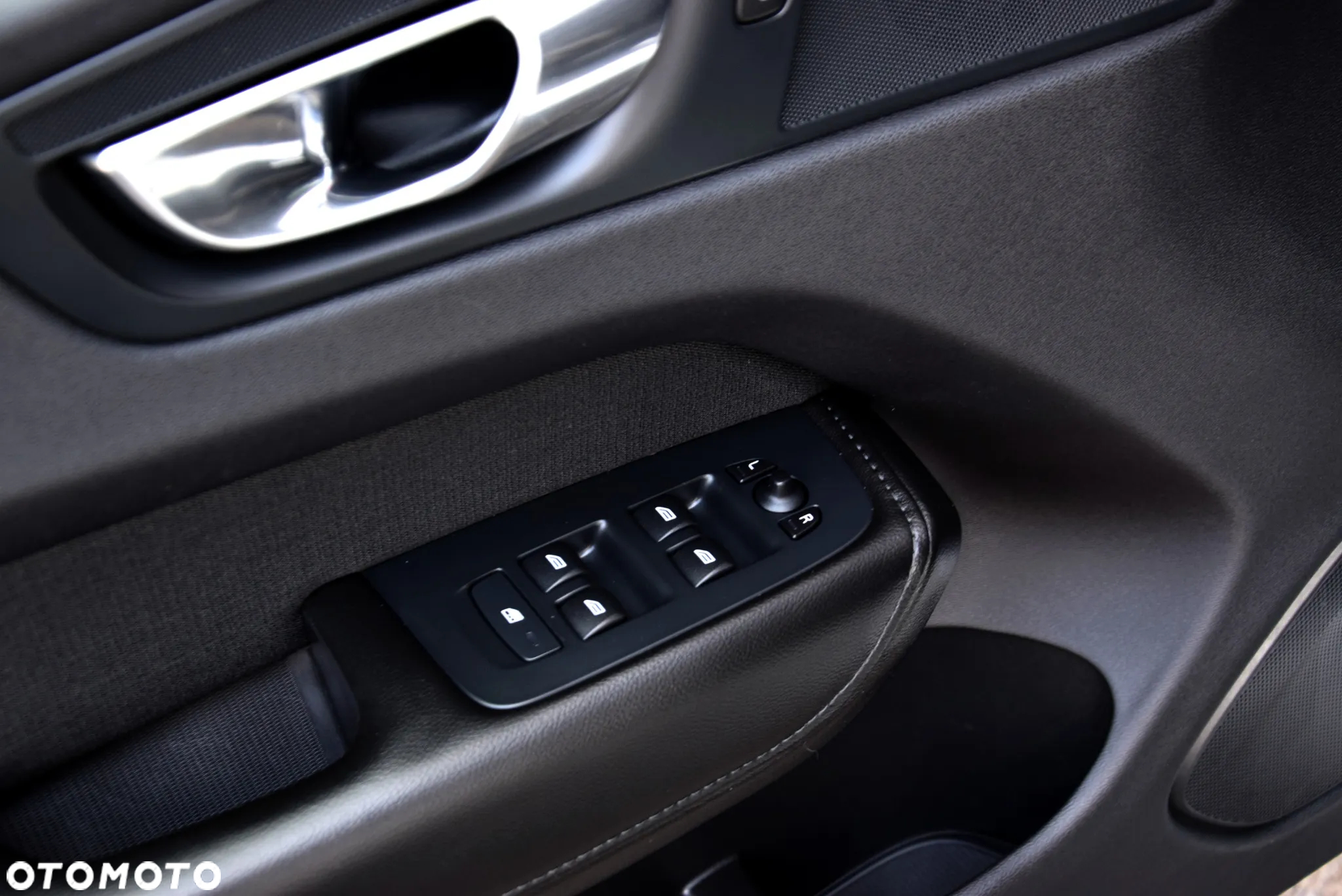 Volvo XC 60 D4 Momentum Pro - 22