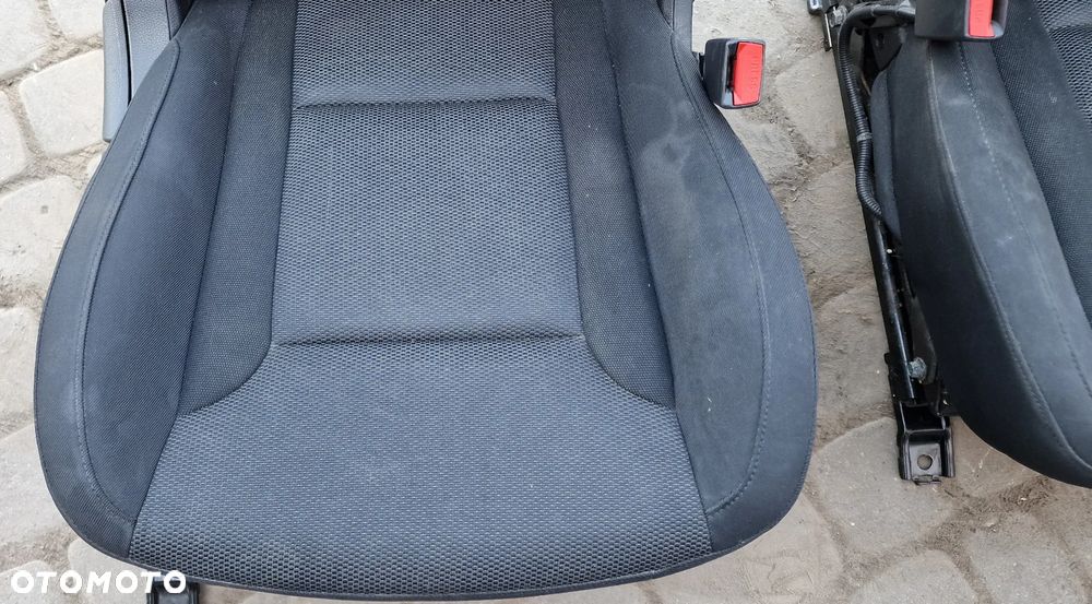 FOTEL PRZÓD PRAWY LEWY ELEKTRYCZNIE GRZANE HYUNDAI i40 - 18