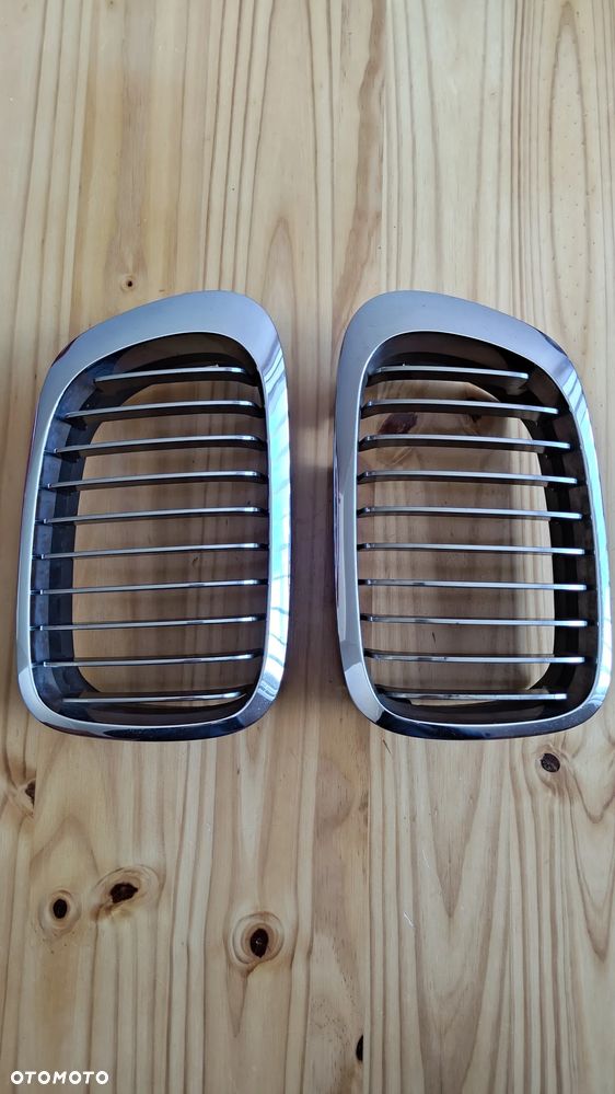 NERKA GRILLA PRAWA I LEWA BMW 3  E46 51138208668 51138208667 - 1