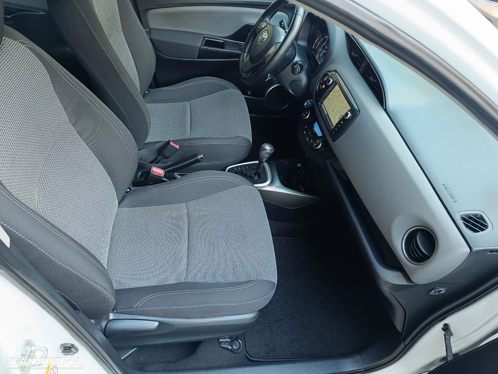 Toyota Yaris 1.5 HSD Comfort+Navi - 19