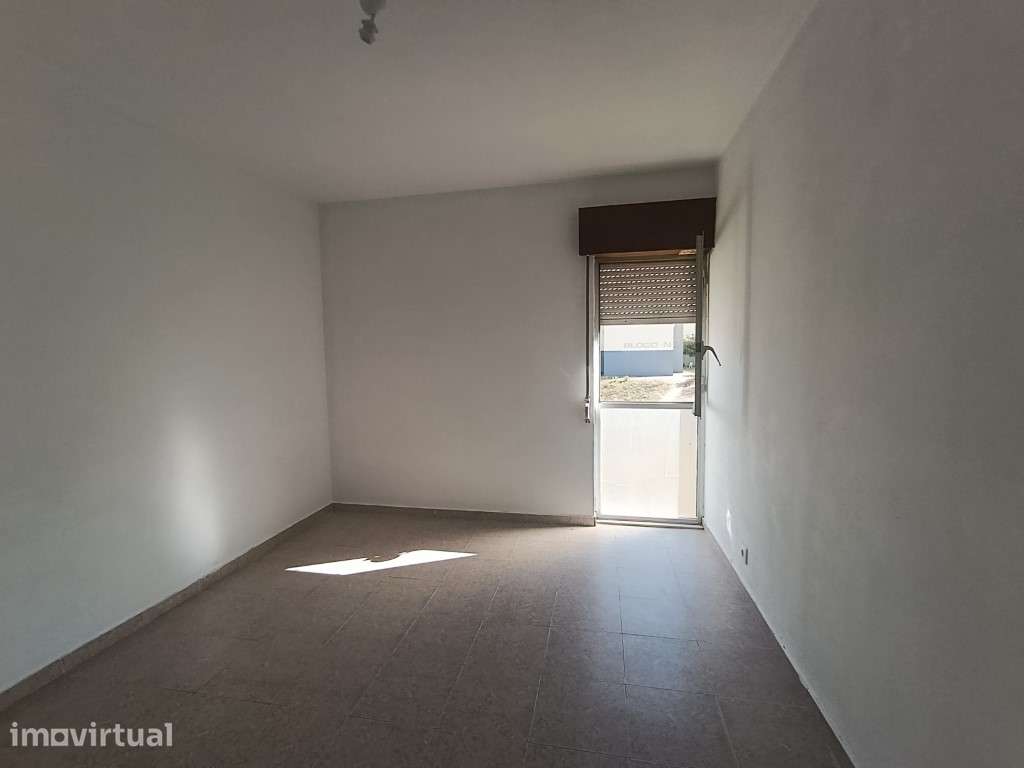 Apartamento T2 semi-remodelado ( Prédio com elevador) - Grande imagem: 3/7