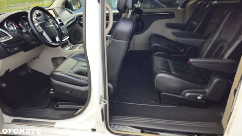 Chrysler Town & Country 3.6 Limited - 16