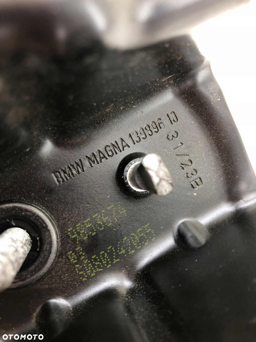 BMW X1 U11 ZAMEK RYGIEL ZACZEP MASKI PRAWY 9853674 - 6