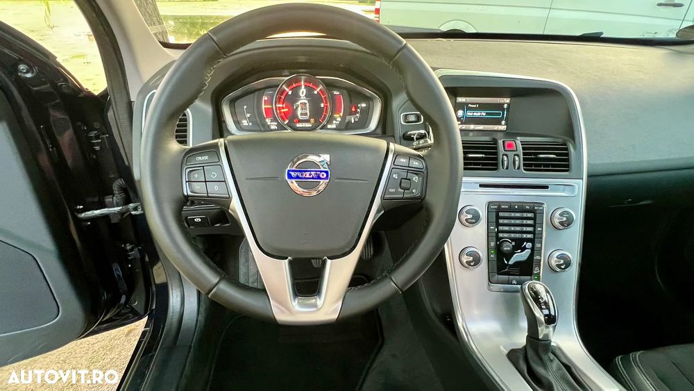 Volvo XC 60 D5AWD Momentum - 8