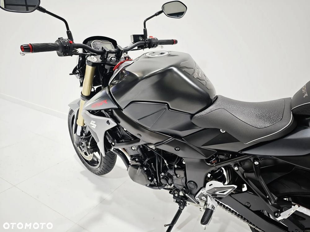 Suzuki GSR - 12