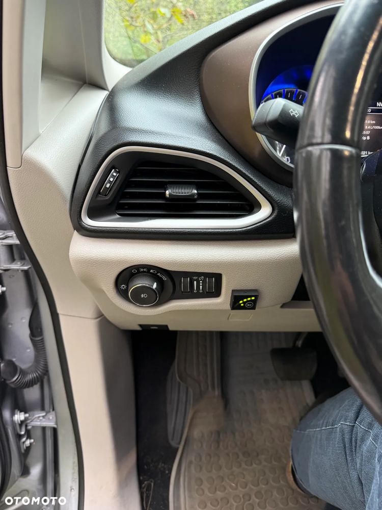 Chrysler Pacifica - 16