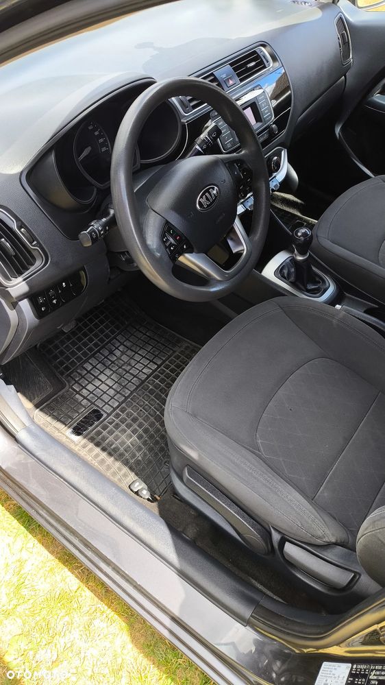 Kia Rio 1.2 L - 8