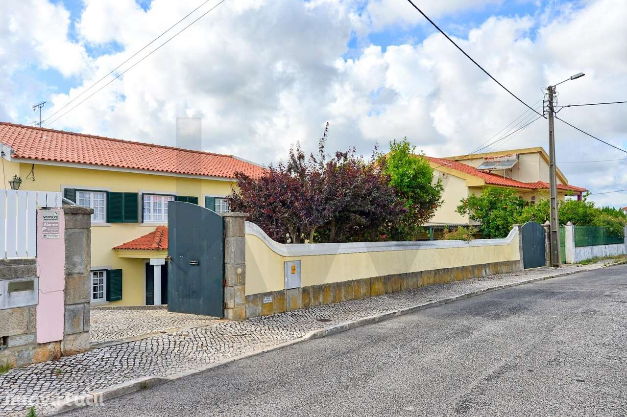 Moradia Isolada com dois pisos, garagem dupla em Casais de Mem Martins - Grande imagem: 2/22