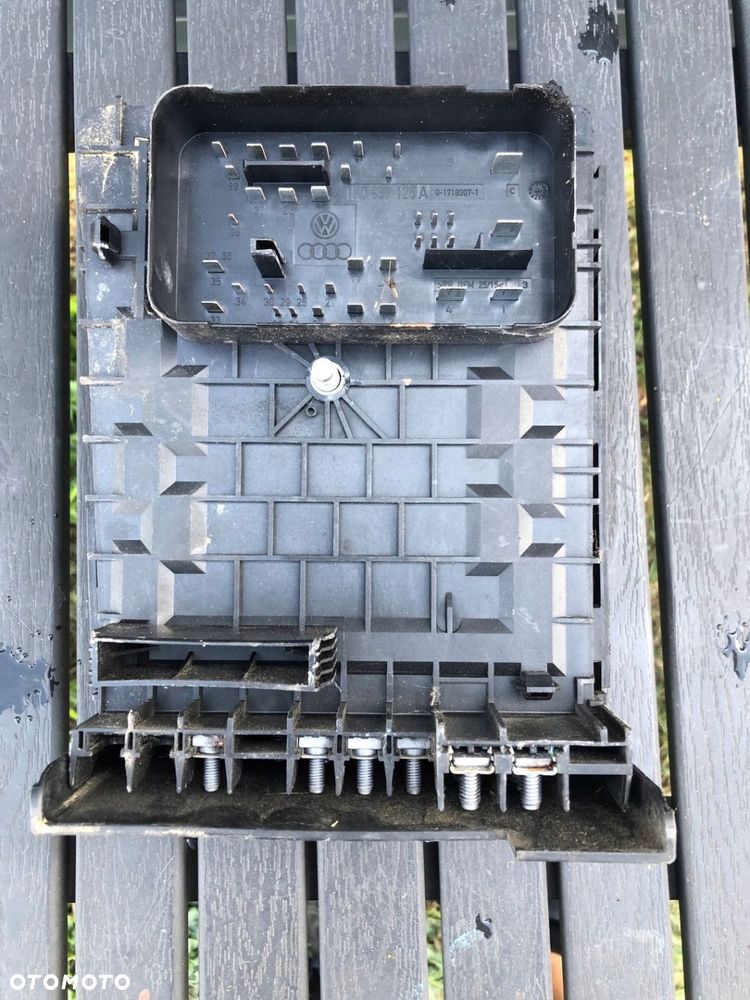 SKRZYNKA BEZPIECZNIKÓW AUDI VW SEAT OCTAVIA II - 1