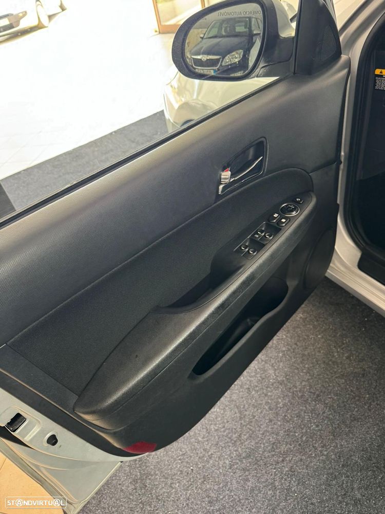 Hyundai i30 1.6 CRDI Comfort DPF - 14