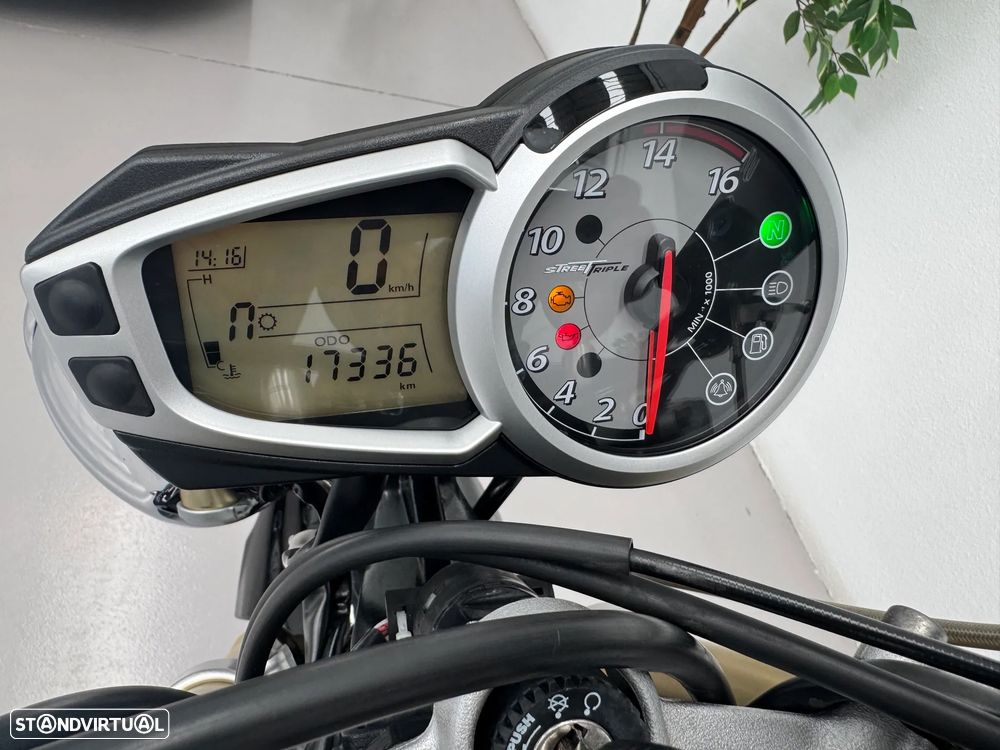 Triumph Street Triple 675 - 14