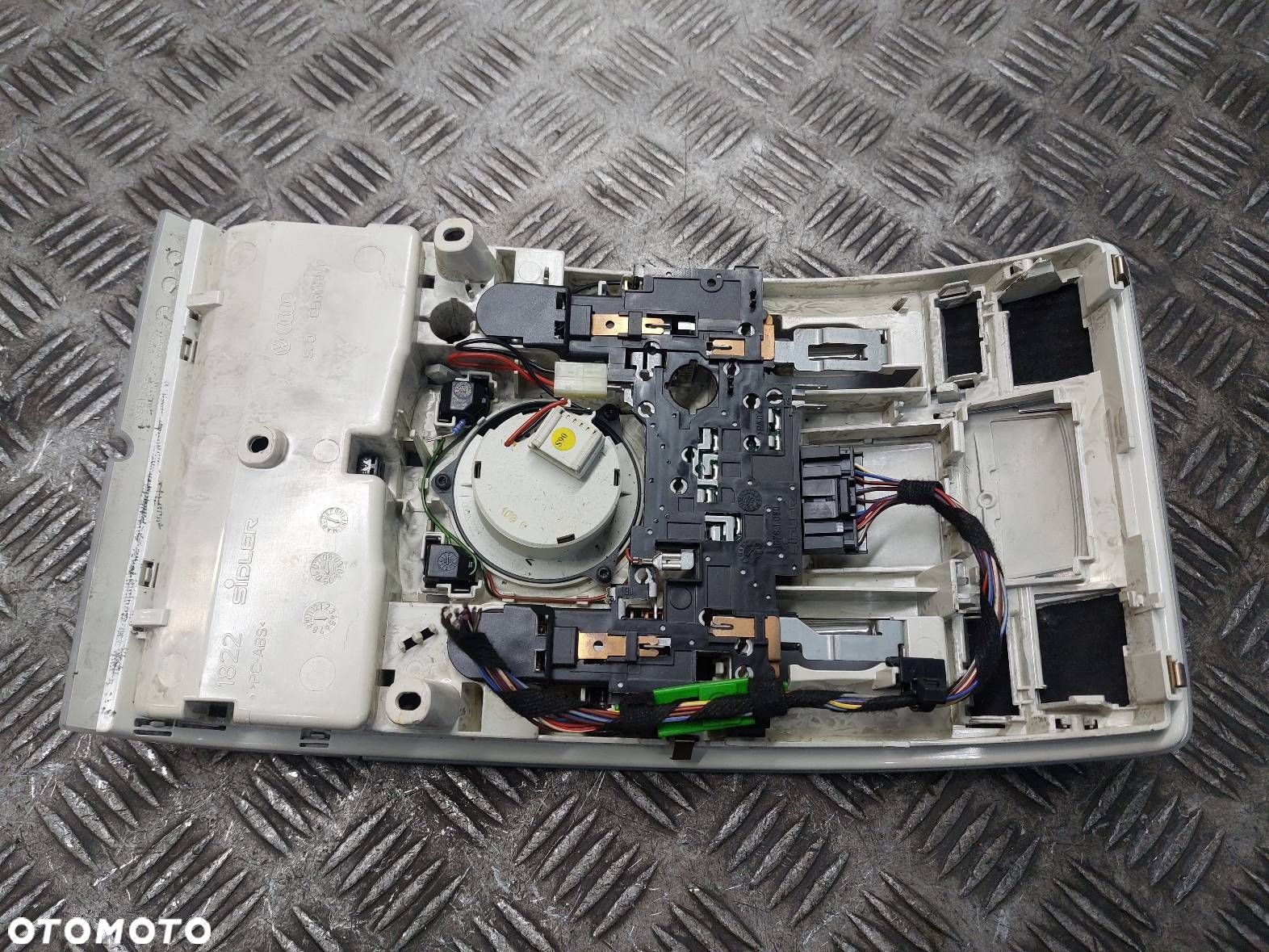 LAMPKA PODSUFITKI PRZEŁĄCZNIK SZYBERDACHU AUDI A6 C6 4F0947135BD - 3