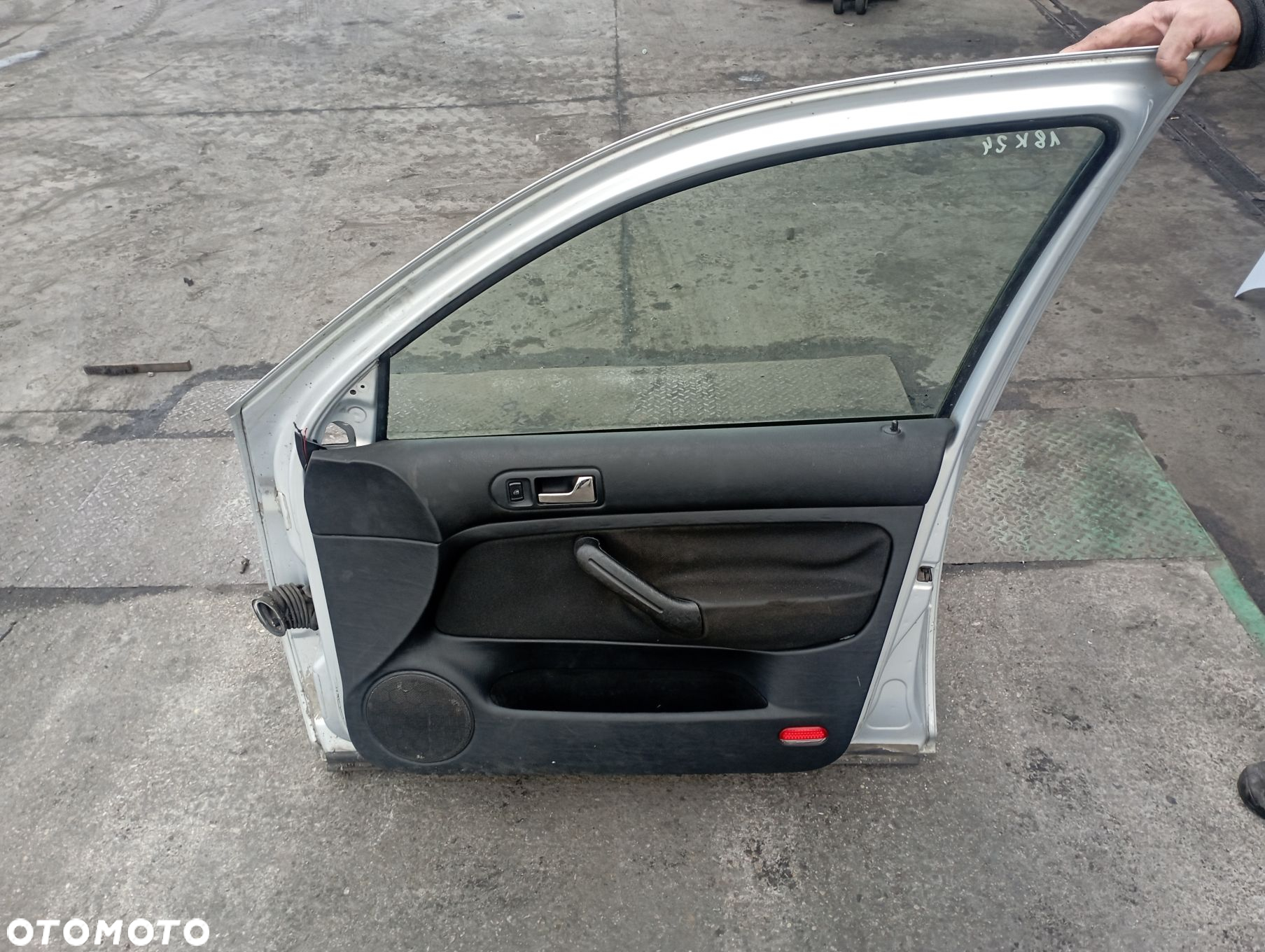 DRZWI PRAWY PRZÓD

 VOLKSWAGEN
 BORA LB7 - 6