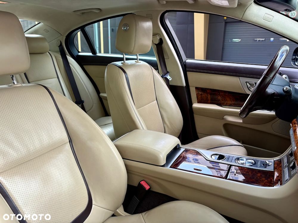 Jaguar XF 35t AWD Portfolio - 23