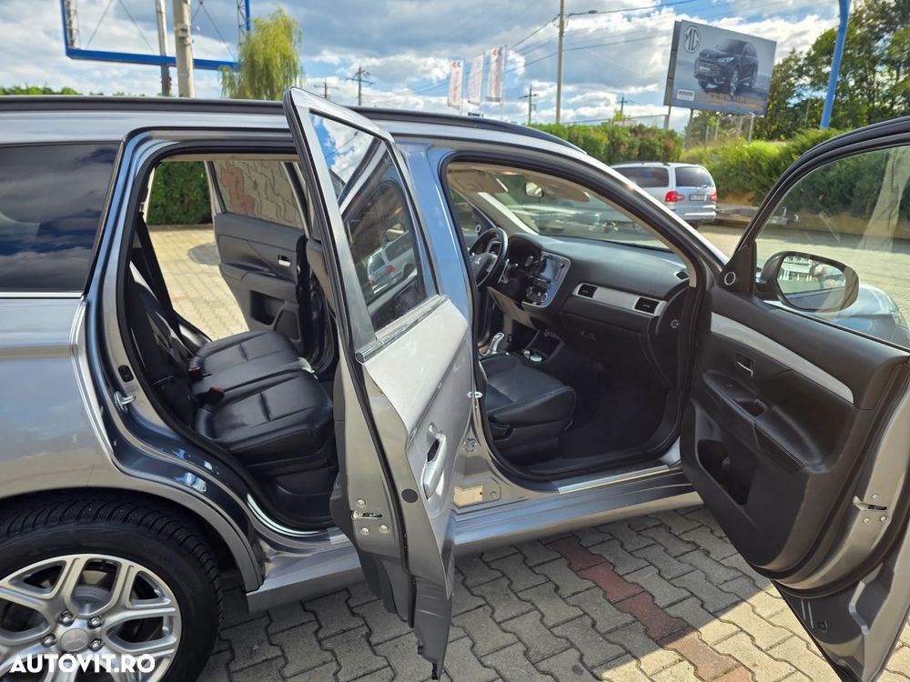 Mitsubishi Outlander 2.0 4WD Plug-In Hybrid Top - 25