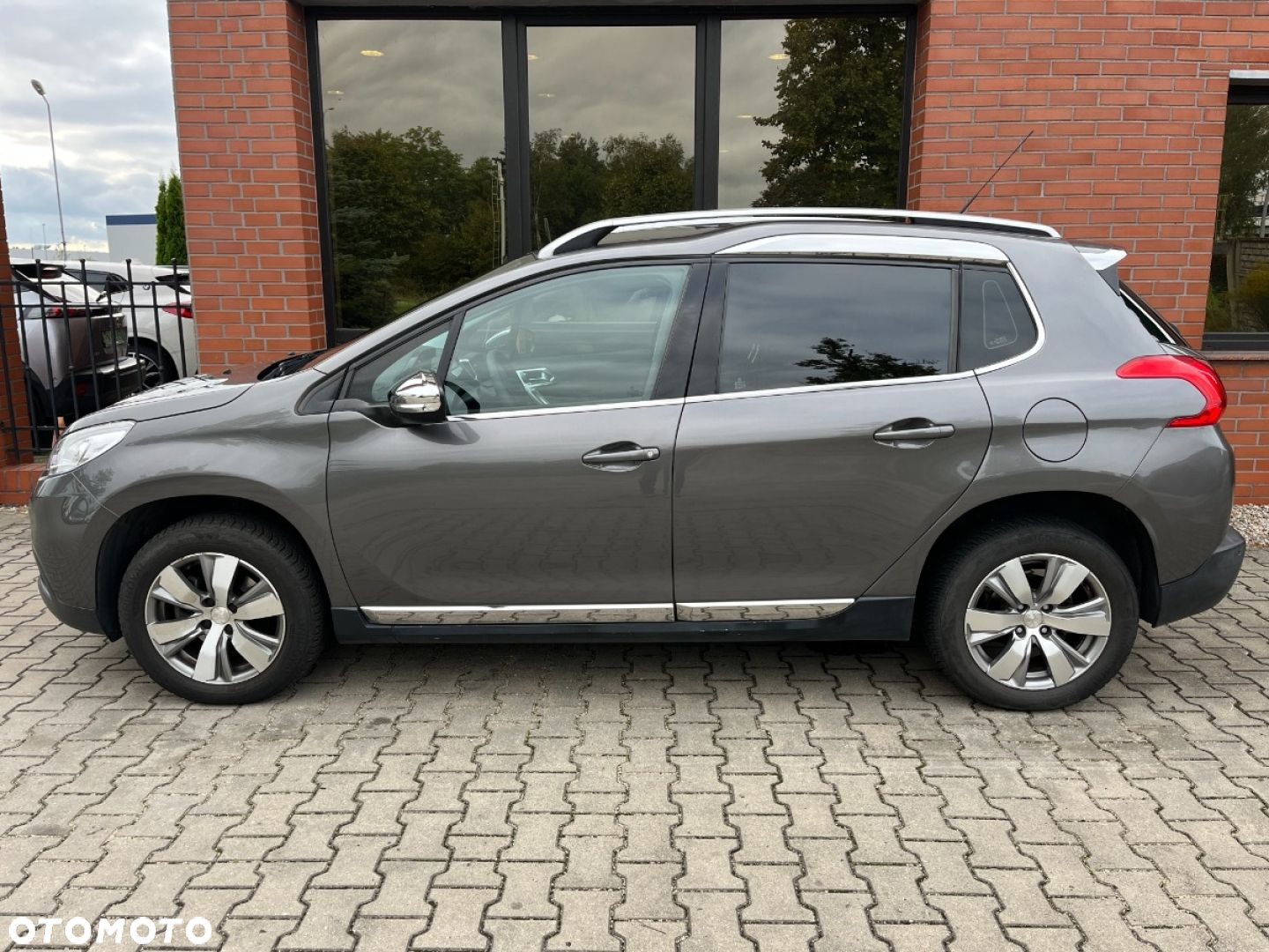 Peugeot 2008 1.2 Pure Tech Allure S&S EAT6 - 28