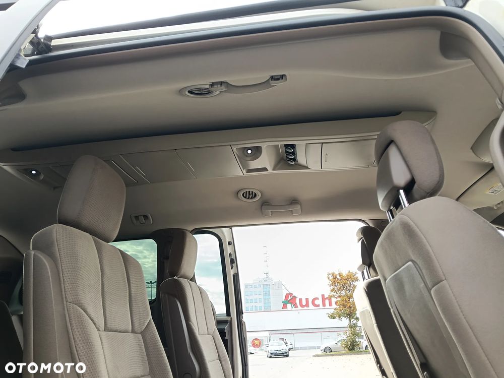 Chrysler Town & Country - 21