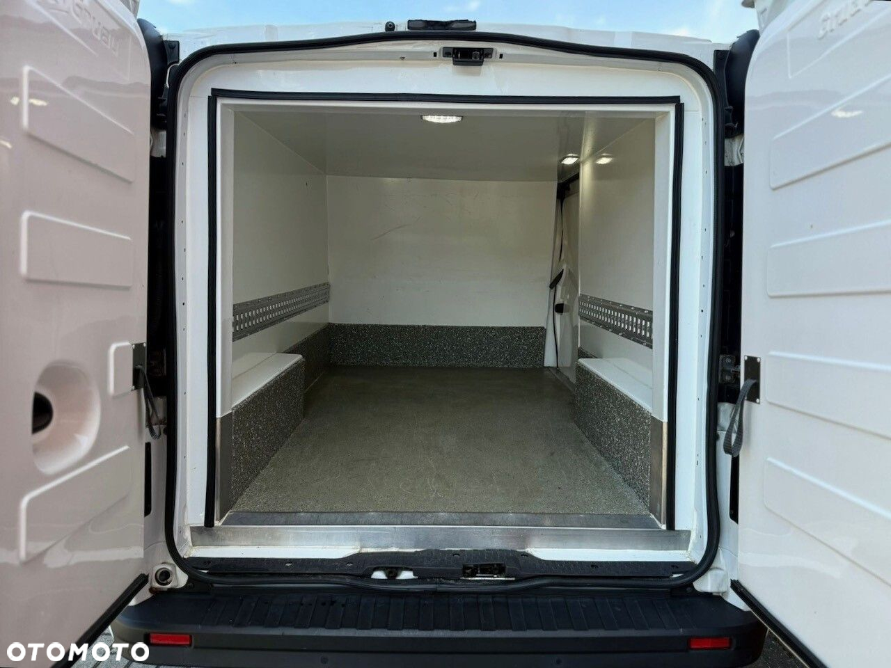 Opel Vivaro Blaszak / Zabudowa Gastronomiczna - 15