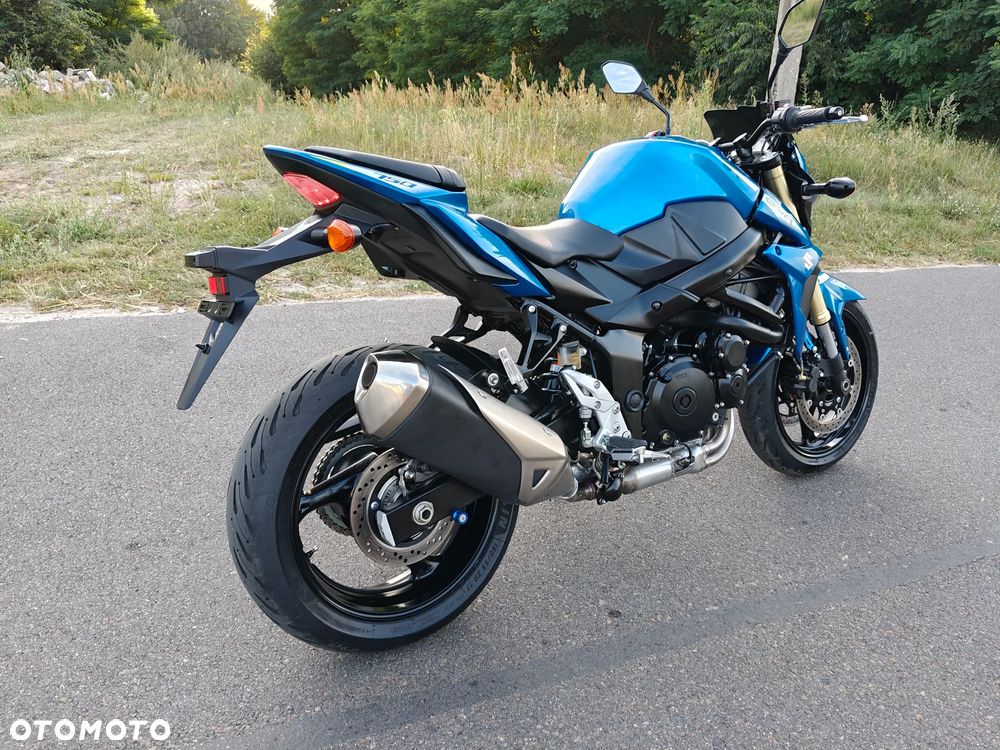 Suzuki GSR - 13