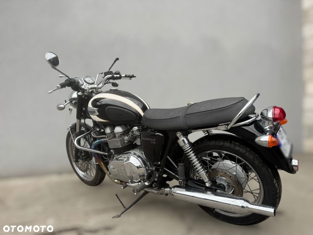 Triumph Bonneville - 4
