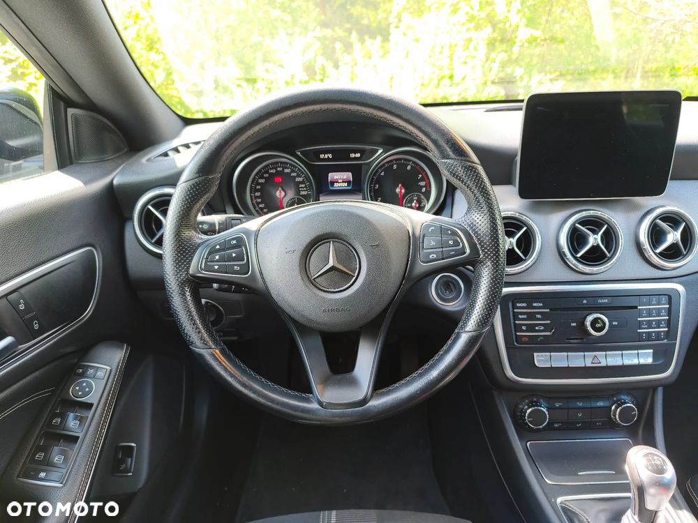 Mercedes-Benz CLA 180 AMG Line - 16