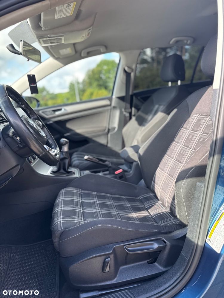 Volkswagen Golf - 10