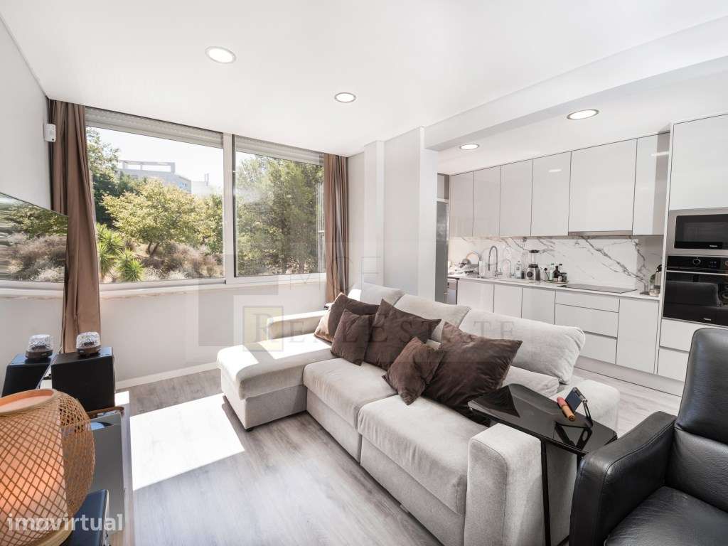 Apartamento T2 c/ terraço - Remodelado, Cruz Quebrada - Grande imagem: 3/28