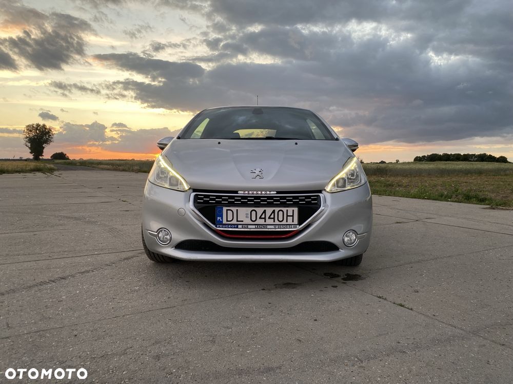 Peugeot 208 - 8