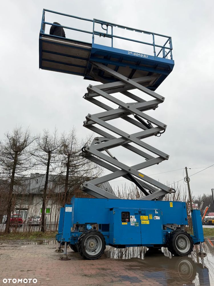 Genie Zwyżka Terenowa GS-4069RT Podnośnik Nożycowy Dźwig 14,5 metra jak Nowa z salonu! 960 mtg. 2013 rok, Pochodzi z Norweskiego urzędu Komuny. Zadbana! 4x4 Silnik Kubota. Zero Luzów i wycieków. Aktualne Serwisy DEKRA BMWT. Wysuwany Balkon. Sterowana z dołu i góry. Okazja Tanio !! Dokumentacja! Bez DPF, adBLUE - 8