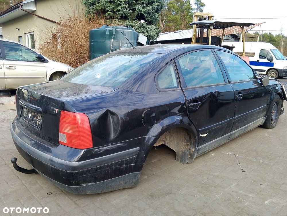 Volkswagen Passat B5 Przed Lift (97-00r.) 1.8 TB 149KM. Silnik APU / AEB / ANB / ATW / AUG Skrzynia EHV / DVX / DHW / EEN / DHF / DHY / DVZ lakier LC9Z/Z4. Cały na części. GWARANCJA !!! Przód Tył Zestaw Komplet Drzwi Klapa Zderzak Błotnik Maska Grill Atrapa Szyba Pas Lampa Lusterko Boczki Fotel Kanapa Kokpit Deska Rozdzielcza Przełącznik Włącznik Sterownik Przewody Wiązka Instalacja Moduł Komputer Czujnik Listwa Pompa Alternator Wtryski Głowica Rozrusznik Kompresor Sprzęgło Dwumas Silnik Skrzynia ABS Klimatyzacji Paliwa Wspomagania Kolektor Turbina Przepustnica Zawór Chłodnica Koło Hak Belka Sanki Zawieszenie Mcpherson Półoś Amortyzator Wydech Tłumik Zacisk Most - 5