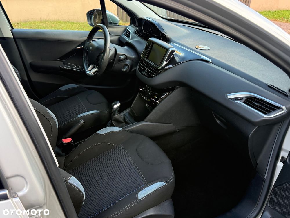 Peugeot 208 - 17
