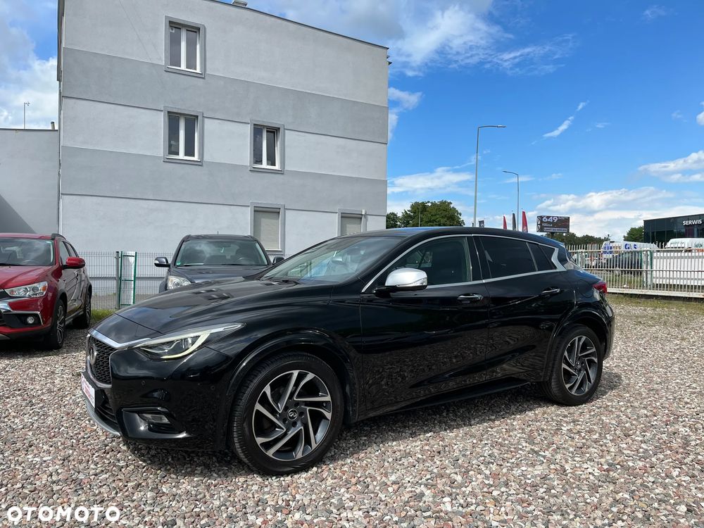 Infiniti Q30 - 12