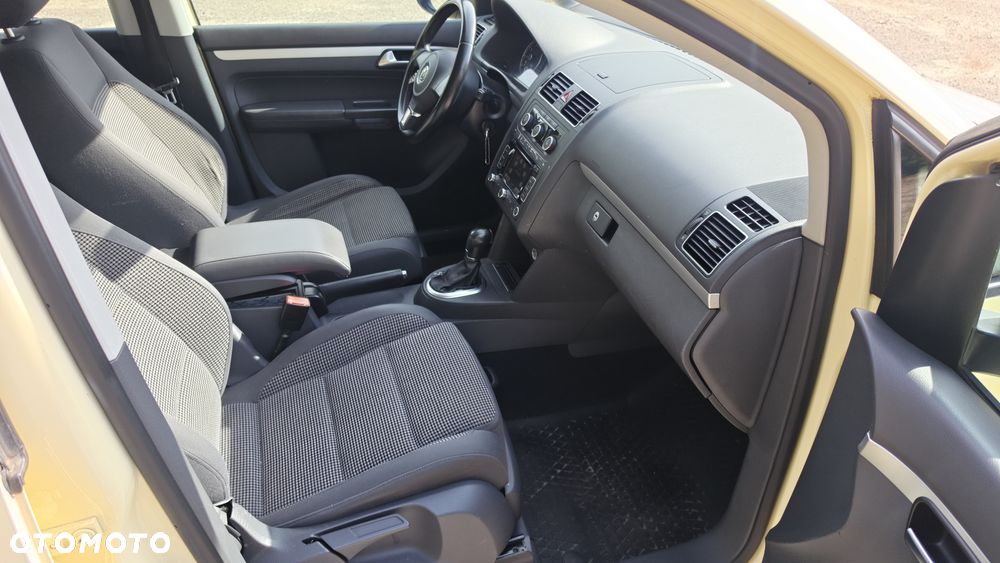 Volkswagen Touran - 12