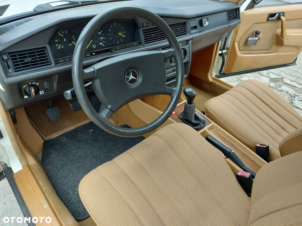 Mercedes-Benz W201 (190) - 12